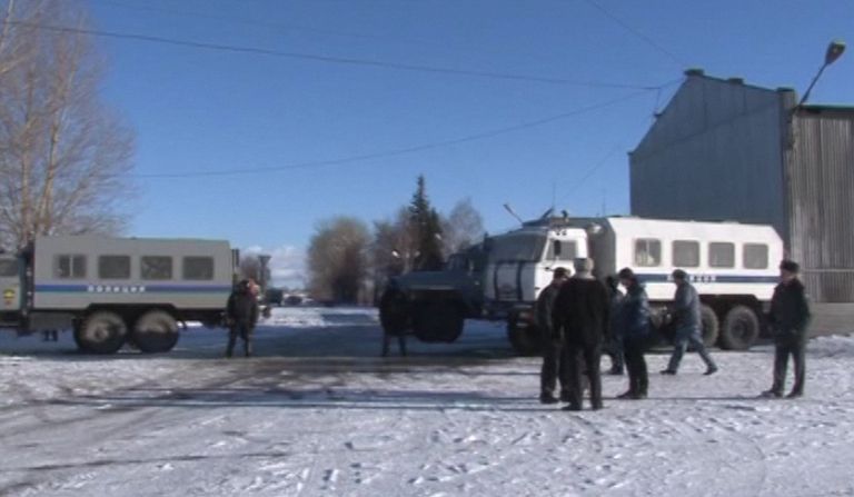 Автомобили полиции у исправительной колонии №6 города Копейска Челябинской области