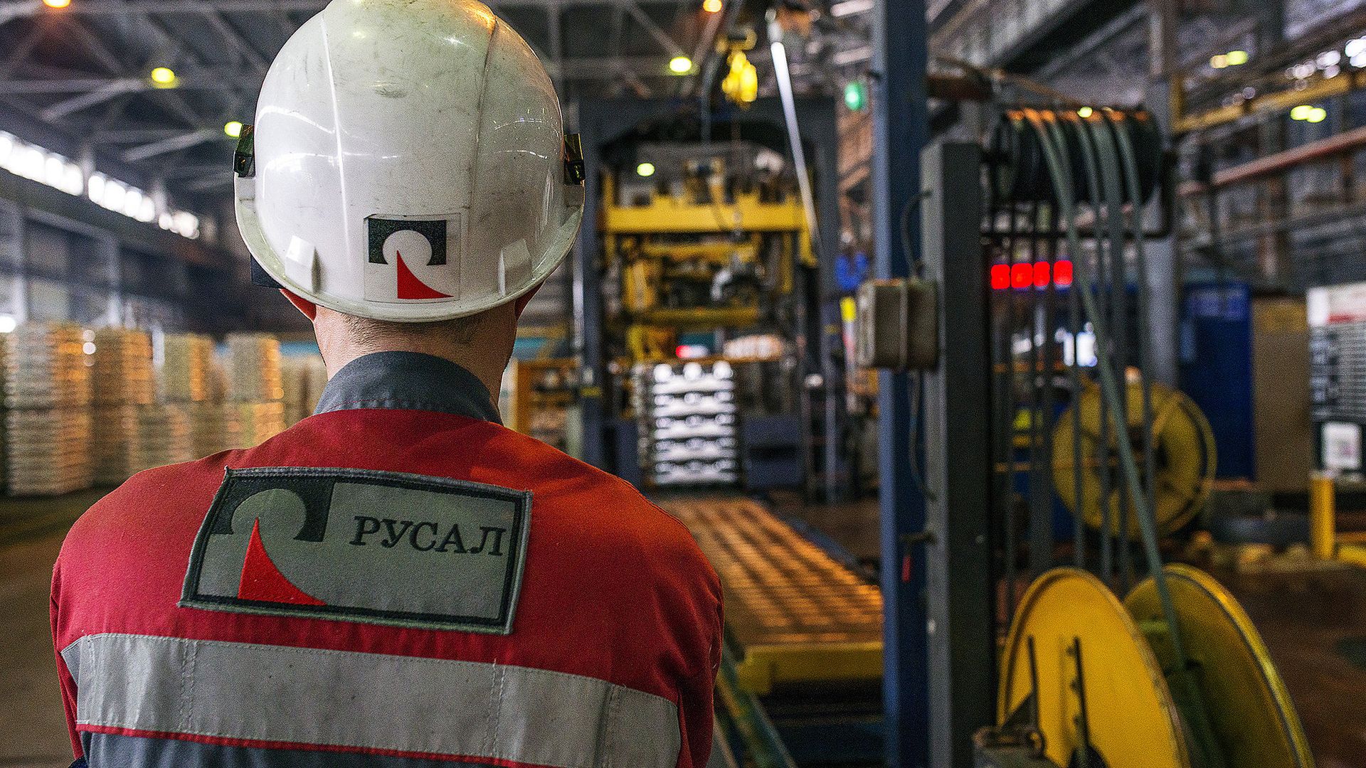 Сотрудник компании Русал во время работы Сотрудник компании Русал во время работы - РИА Новости, 1920, 21.05.2026