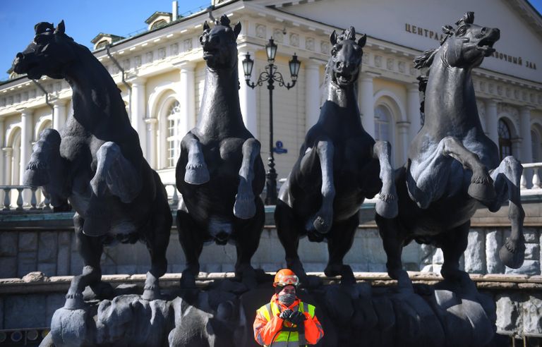 Сотрудник Гормоста у фонтана Времена года на Манежной площади