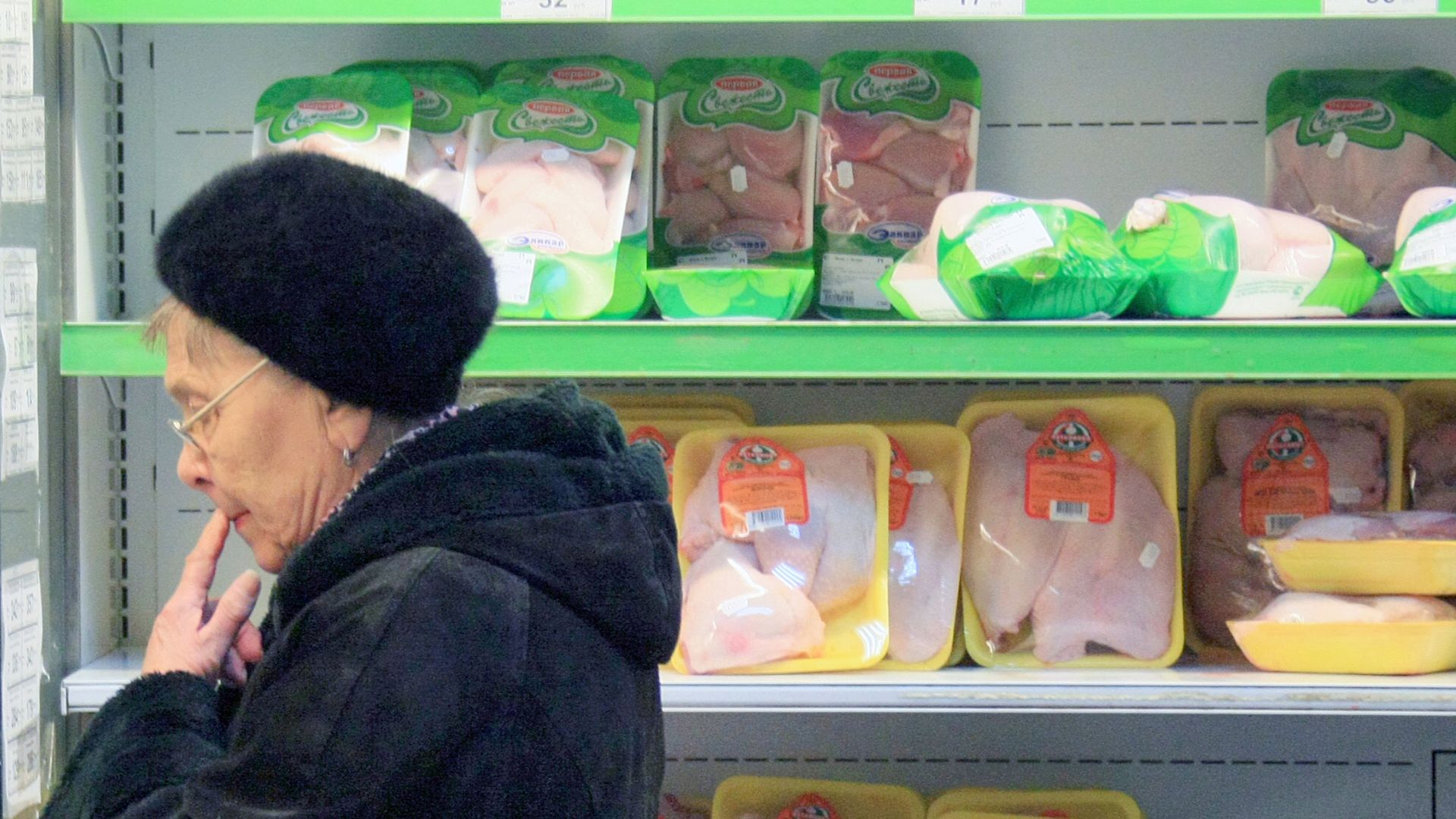 Покупатель в магазине Пятерочка в Москве Покупатель в магазине Пятерочка в Москве - РИА Новости, 1920, 13.01.2022