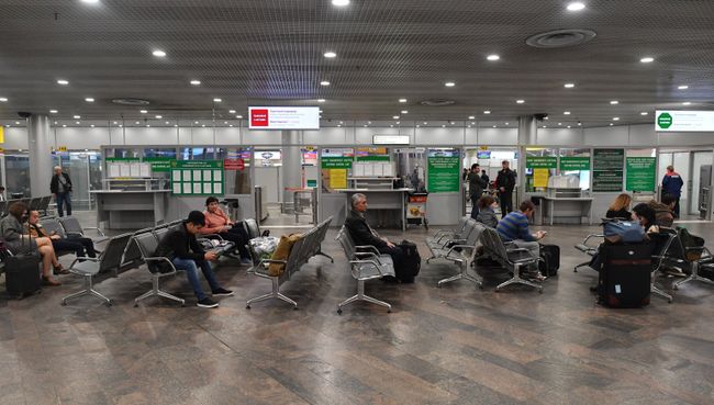 Пассажиры в зоне отлета аэропорта Шереметьево, откуда совершит первый рейс самолет компании Аэрофлот из Москвы в Каир. 11 апреля 2018 Пассажиры в зоне отлета аэропорта Шереметьево, откуда совершит первый рейс самолет компании Аэрофлот из Москвы в Каир. 11 апреля 2018