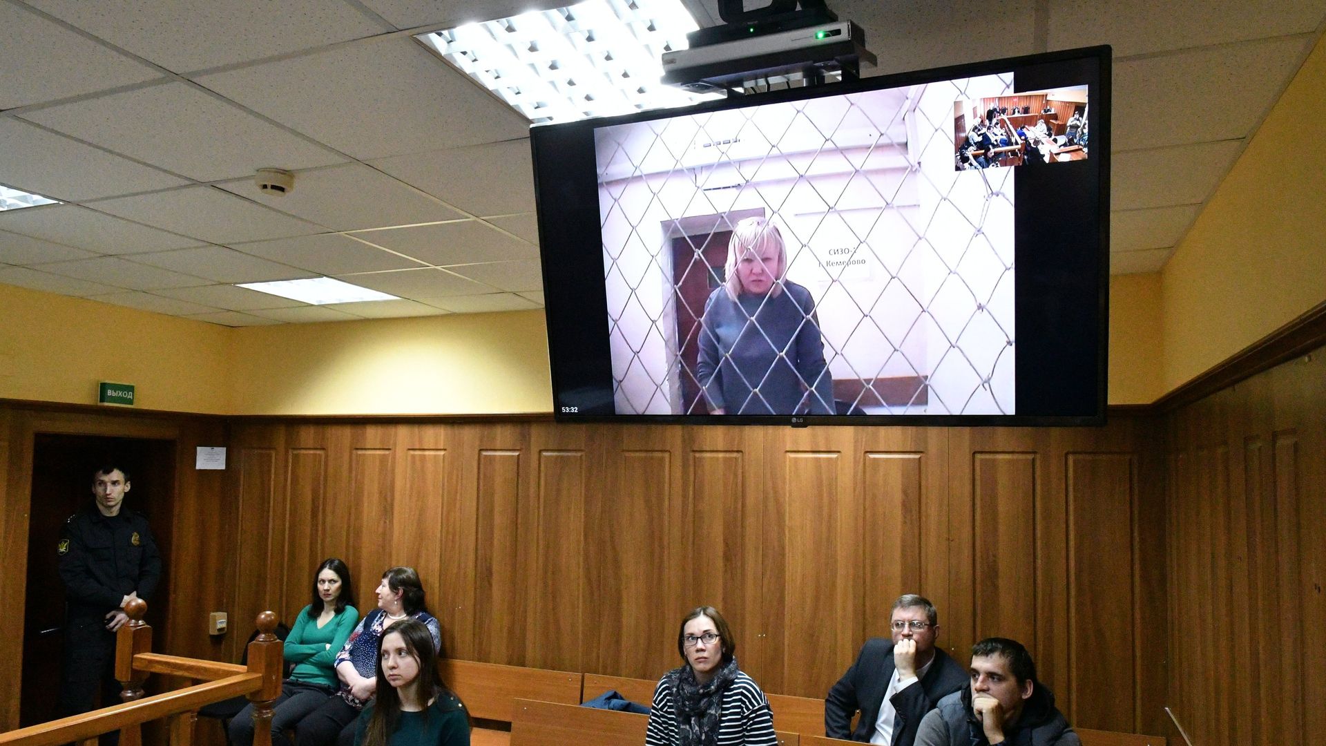 На заседании Кемеровского областного суда во время рассмотрения апелляционной жалобы главы инспекции государственного строительного надзора Кемеровской области Танзили Комковой На заседании Кемеровского областного суда во время рассмотрения апелляционной жалобы главы инспекции государственного строительного надзора Кемеровской области Танзили Комковой - РИА Новости, 1920, 20.12.2021