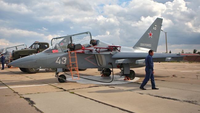 Учебно-боевой самолет ЯК-130 на Борисоглебской учебно-авиационной базе. Архивное фото Учебно-боевой самолет ЯК-130 на Борисоглебской учебно-авиационной базе. Архивное фото