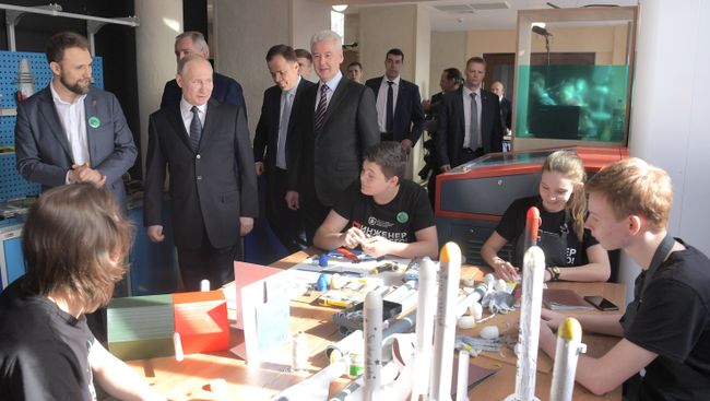Президент РФ Владимир Путин во время посещения детского техноцентра в центре Космонавтика и авиация на ВДНХ. 12 апреля 2018 Президент РФ Владимир Путин во время посещения детского техноцентра в центре Космонавтика и авиация на ВДНХ. 12 апреля 2018