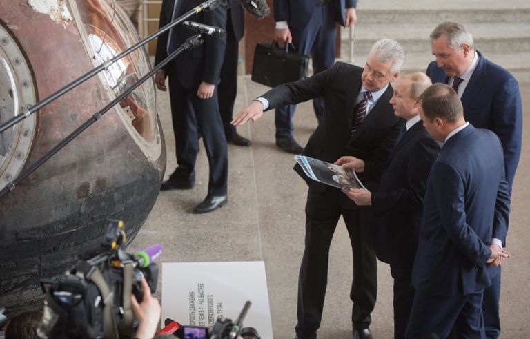 Президент РФ Владимир Путин у спускаемого аппарата космического корабля Восток-1 во время посещения центра Космонавтика и авиация. 12 апреля 2018 Президент РФ Владимир Путин у спускаемого аппарата космического корабля Восток-1 во время посещения центра Космонавтика и авиация. 12 апреля 2018