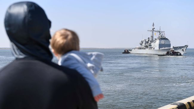 Отправление американского ракетного крейсера USS Normandy из порта Норфолк. 11 апреля 2018 Отправление американского ракетного крейсера USS Normandy из порта Норфолк. 11 апреля 2018