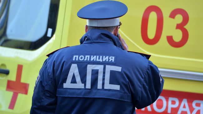 Сотрудник ДПС у автомобиля скорой помощи Сотрудник ДПС у автомобиля скорой помощи