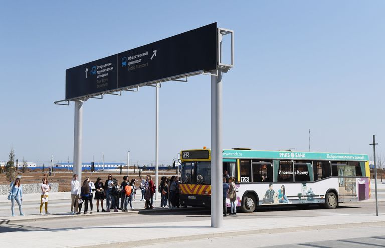 Остановка автобусов на территории аэропорта Симферополь 