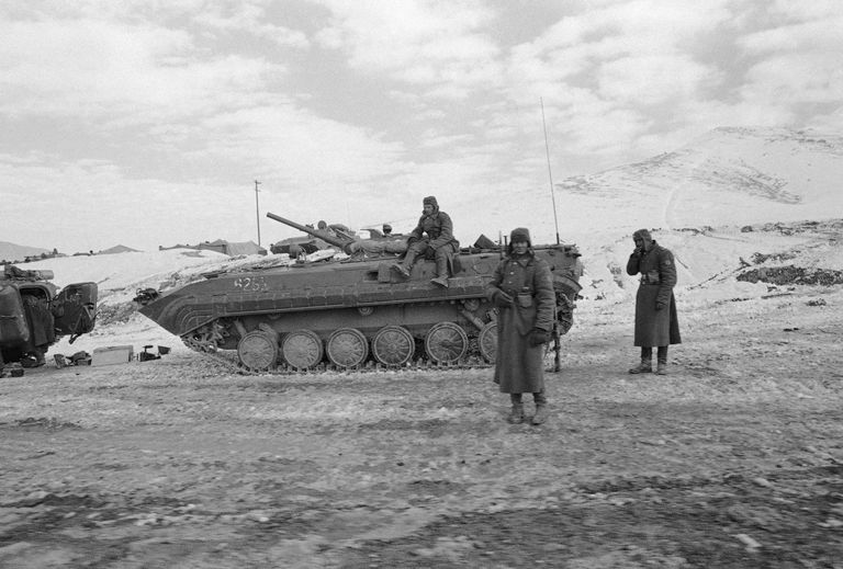 Советские солдаты возле БМП-1 в Афганистане. 8 января 1980 Советские солдаты возле БМП-1 в Афганистане. 8 января 1980