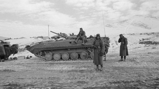 Советские солдаты возле БМП-1 в Афганистане. 8 января 1980 Советские солдаты возле БМП-1 в Афганистане. 8 января 1980