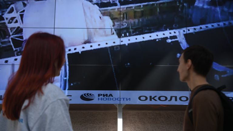 Информационная лента РИА Новости в пространстве Центра КиА, транслирующая новости о мировой космонавтике в режиме реального времени Информационная лента РИА Новости в пространстве Центра КиА, транслирующая новости о мировой космонавтике в режиме реального времени