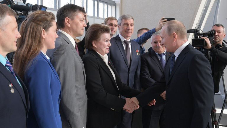 Президент РФ Владимир Путин и первая женщина-космонавт Валентина Терешковаво в центре Космонавтика и авиация на ВДНХ Президент РФ Владимир Путин и первая женщина-космонавт Валентина Терешковаво в центре Космонавтика и авиация на ВДНХ