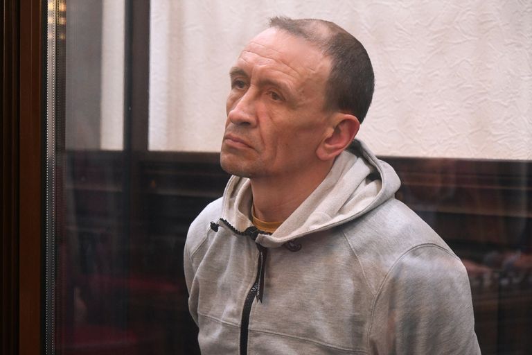 Командир пожарного звена Сергей Генин, обвиняемый в халатных действиях во время тушения пожара в ТЦ Зимняя вишня в Кемерово, в Кемеровском областном суде. 13 апреля 2018