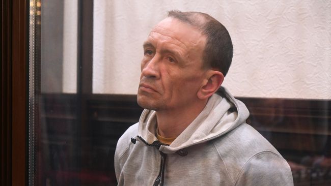 Командир пожарного звена Сергей Генин, обвиняемый в халатных действиях во время тушения пожара в ТЦ Зимняя вишня в Кемерово, в Кемеровском областном суде. Архивное фото