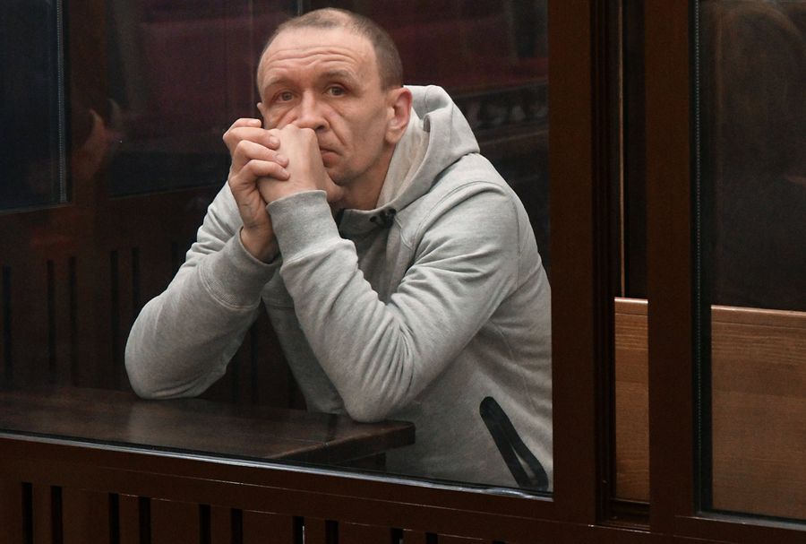 Командир пожарного звена Сергей Генин, обвиняемый в халатных действиях во время тушения пожара в ТЦ Зимняя вишня в Кемерово, в Кемеровском областном суде. 13 апреля 2018 Командир пожарного звена Сергей Генин, обвиняемый в халатных действиях во время тушения пожара в ТЦ Зимняя вишня в Кемерово, в Кемеровском областном суде. 13 апреля 2018