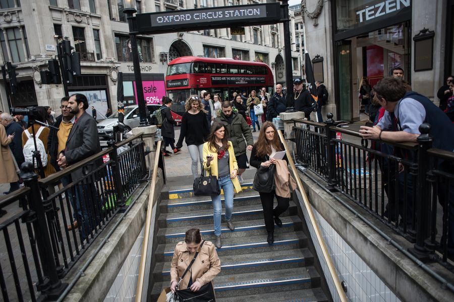 Прохожие на станции метро Oxford Circus в Лондоне Прохожие на станции метро Oxford Circus в Лондоне