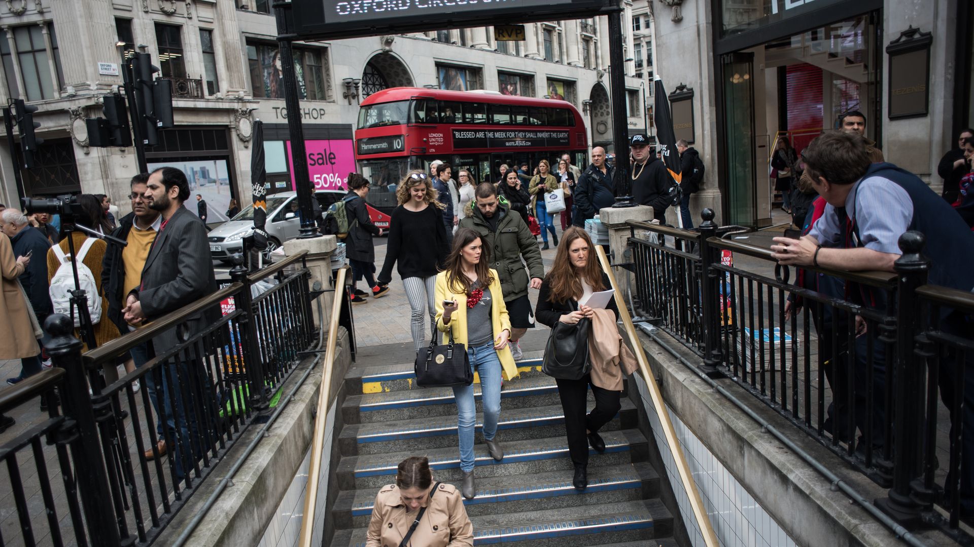 Прохожие на станции метро Oxford Circus в Лондоне Прохожие на станции метро Oxford Circus в Лондоне - РИА Новости, 1920, 17.04.2022