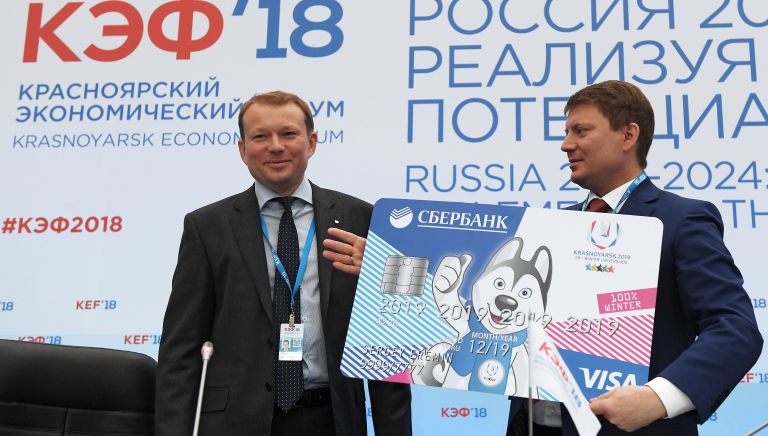 Глава города Красноярска Сергей Ерёмин (справа) во время подписания спонсорского договора между дирекцией Зимней универсиады – 2019 и ПАО Сбербанк России в рамках Красноярского экономического форума