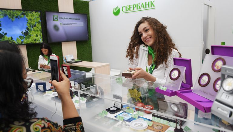 Девушка на стенде ПАО Сбербанк Росии на Красноярском экономическом форуме