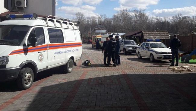 Спецслужбы на месте несчастного случая на территории ресторанного комплекса в Уфе. 13 апреля 2018 Спецслужбы на месте несчастного случая на территории ресторанного комплекса в Уфе. 13 апреля 2018