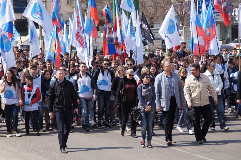 Более четырех тысяч жителей самопровозглашенной Луганской народной республики приняли участие в марше Непокоренные. Память поколений, посвященному памяти жертв украинской агрессии. 13 апреля 2018 Более четырех тысяч жителей самопровозглашенной Луганской народной республики приняли участие в марше Непокоренные. Память поколений, посвященному памяти жертв украинской агрессии. 13 апреля 2018