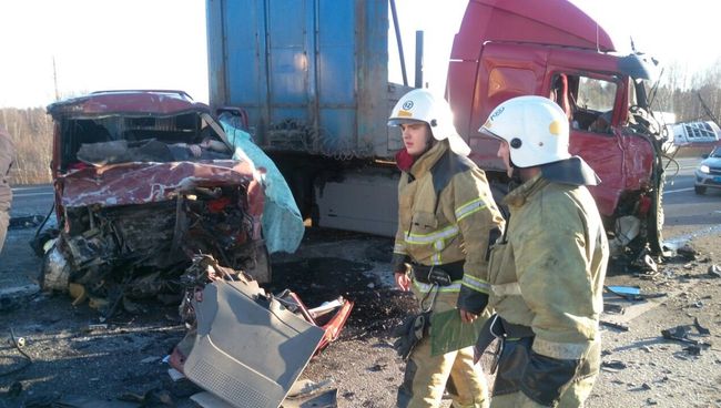 Сотрудники МЧС на месте ДТП в Череповецком районе Вологодской области. 13 апреля 2018 Сотрудники МЧС на месте ДТП в Череповецком районе Вологодской области. 13 апреля 2018