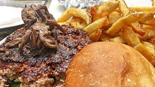 Бургер с тарантулом от Bull City Burger & Brewery Бургер с тарантулом от Bull City Burger & Brewery