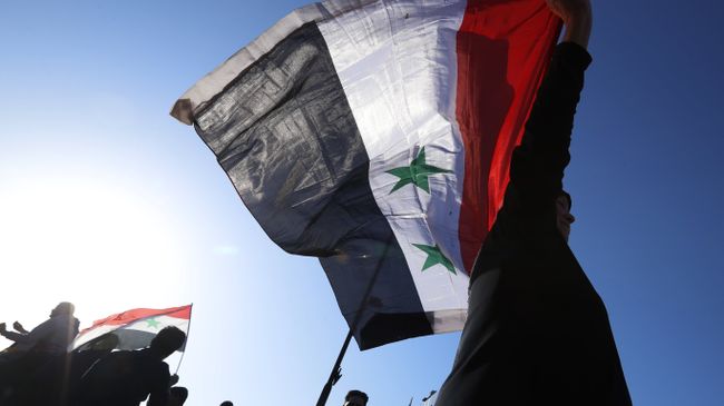 Сирийцы во время демонстрации против воздушных ударов коалиции под командованием США в Дамаске Сирийцы во время демонстрации против воздушных ударов коалиции под командованием США в Дамаске