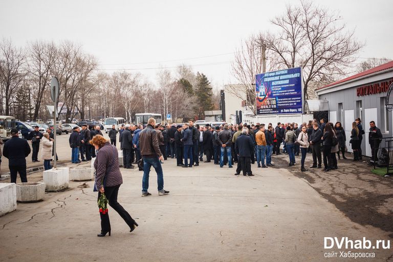 Жители Хабаровска простились с двумя пилотами, погибшими в крушении Ми-8. 14 апреля 2018