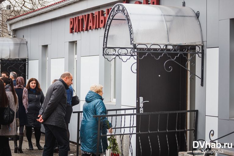 Жители Хабаровска простились с двумя пилотами, погибшими в крушении Ми-8. 14 апреля 2018