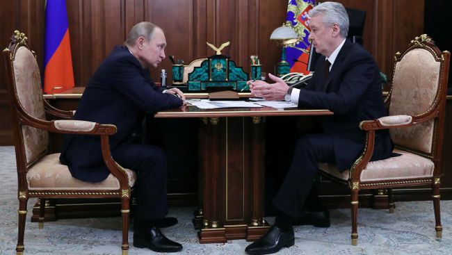 Владимир Путин и мэр Москвы Сергей Собянин во время встречи. 14 апреля 2018