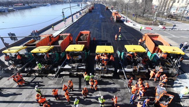 Ремонт дорожного полотна на Фрунзенской набережной в Москве