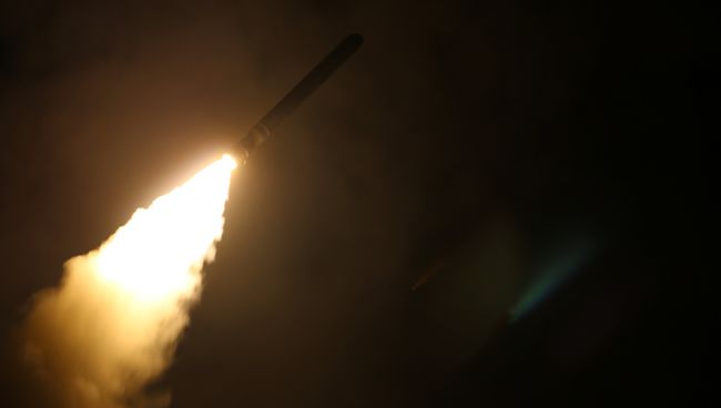 Крейсер USS Monterey, который запускает ракету для наземной атаки Сирии. 14 апреля 2018 Крейсер USS Monterey, который запускает ракету для наземной атаки Сирии. 14 апреля 2018