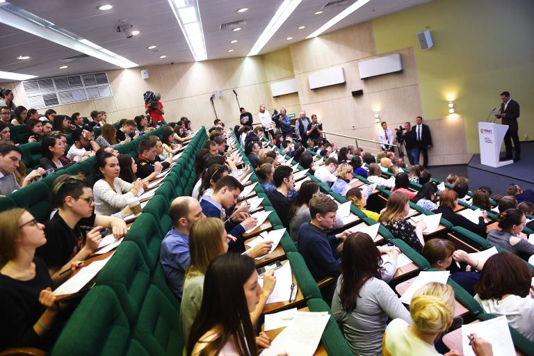 Участники ежегодной образовательной акции по проверке грамотности Тотальный диктант-2018 в аудитории Российской академии народного хозяйства и государственной службы при Президенте Российской Федерации Участники ежегодной образовательной акции по проверке грамотности Тотальный диктант-2018 в аудитории Российской академии народного хозяйства и государственной службы при Президенте Российской Федерации
