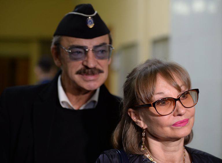 Актер и певец Михаил Боярский с супругой актрисой Ларисой Луппиан во время ежегодной образовательной акции по проверке грамотности Тотальный диктант-2018 в Санкт-Петербургском государственном экономическом университете Актер и певец Михаил Боярский с супругой актрисой Ларисой Луппиан во время ежегодной образовательной акции по проверке грамотности Тотальный диктант-2018 в Санкт-Петербургском государственном экономическом университете