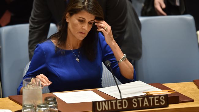 Постпред США при ООН Никки Хейли на заседании Совета Безопасности ООН в Нью-Йорке. 14 апреля 2018 Постпред США при ООН Никки Хейли на заседании Совета Безопасности ООН в Нью-Йорке. 14 апреля 2018