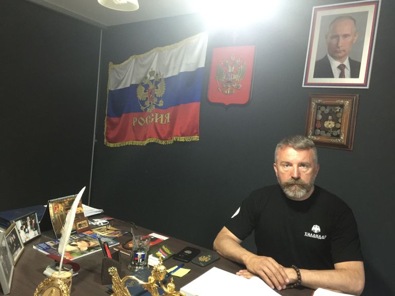 Экс-почетный консул РФ в Черногории Боро Джукич в своем кабинете в городе Будва
