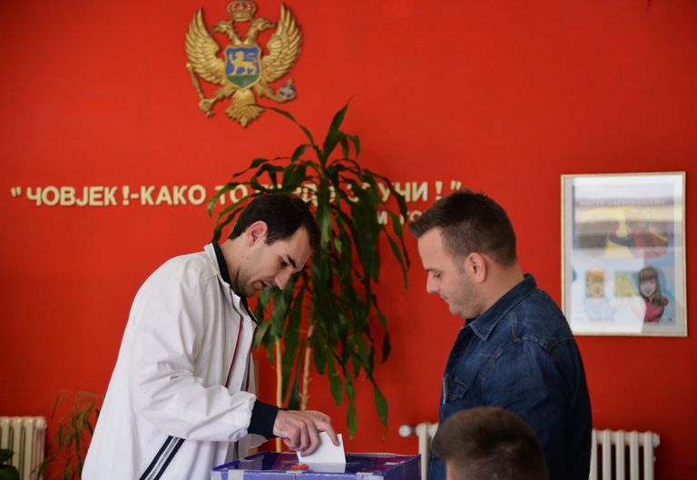 Мужчина голосует на выборах президента Черногории в Школе имени Максима Горького в Подгорице. 15 апреля 2018 Мужчина голосует на выборах президента Черногории в Школе имени Максима Горького в Подгорице. 15 апреля 2018