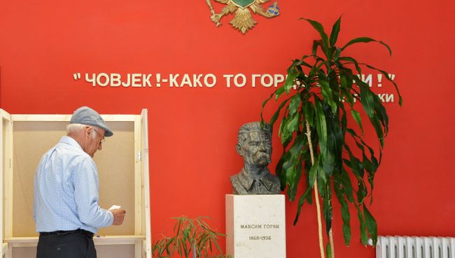 Мужчина голосует на выборах президента Черногории. Архивное фото Мужчина голосует на выборах президента Черногории. Архивное фото