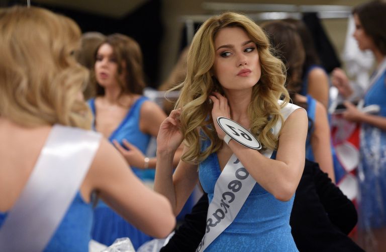 Одна из финалисток конкурса Мисс Россия-2018 в гримерной перед началом конкурса в концертном зале Барвиха. 14 апреля 2018 Одна из финалисток конкурса Мисс Россия-2018 в гримерной перед началом конкурса в концертном зале Барвиха. 14 апреля 2018