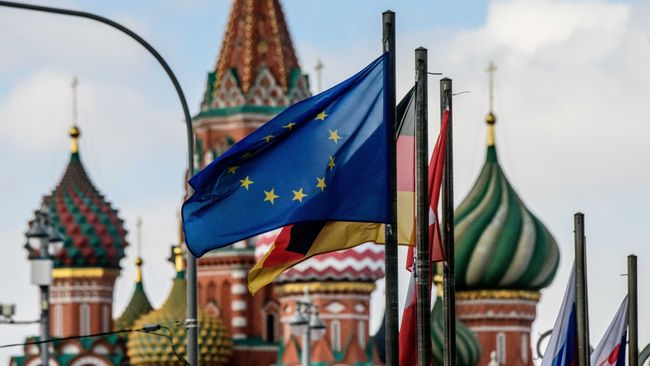 Флаги европейских государств и Евросоюза на фоне храма Василия Блаженного в Москве. Архивное фото Флаги европейских государств и Евросоюза на фоне храма Василия Блаженного в Москве. Архивное фото