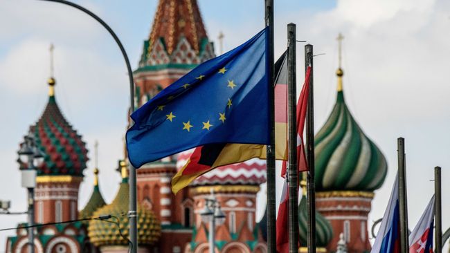 Флаги европейских государств и Евросоюза на фоне храма Василия Блаженного в Москве. Архивное фото