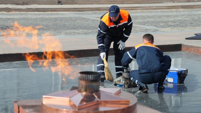 Сотрудники Мосгаз проводят профилактику Вечного огня на Поклонной горе в Москве Сотрудники Мосгаз проводят профилактику Вечного огня на Поклонной горе в Москве
