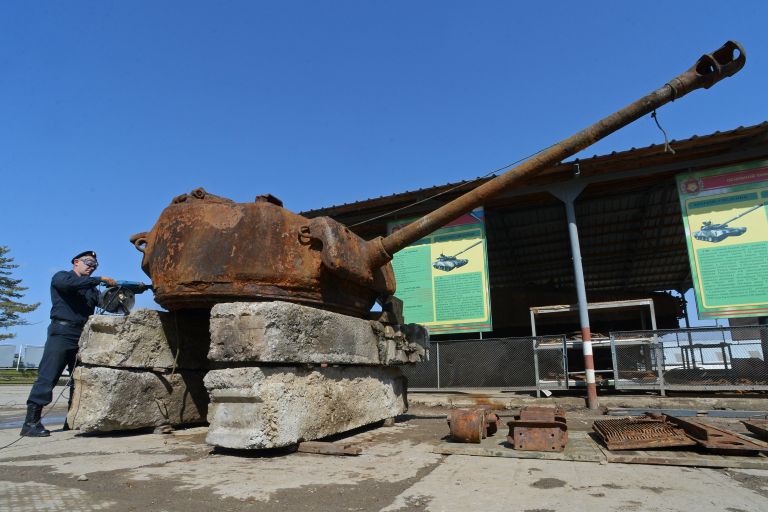 Военнослужащий очищает от ржавчины башню американского танка Sherman в Приморском крае Военнослужащий очищает от ржавчины башню американского танка Sherman в Приморском крае