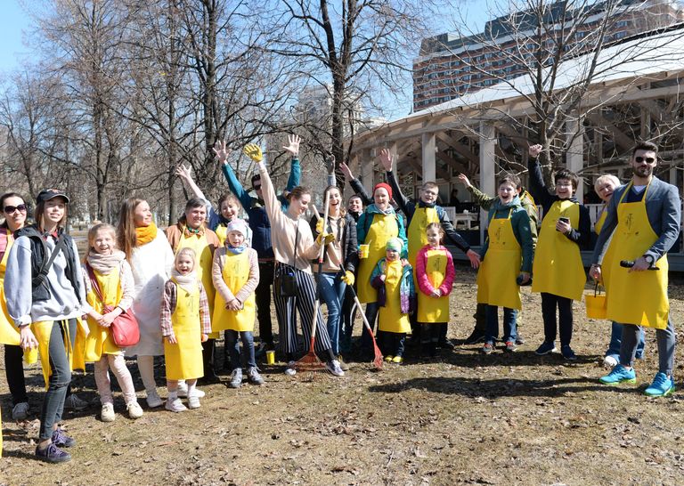 Участники общегородского субботника в Парке искусств Музеон