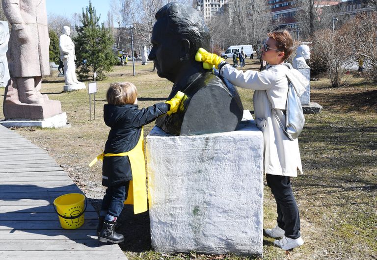 Участники общегородского субботника в Парке искусств Музеон