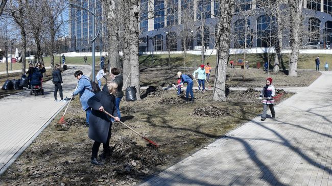 Жители Москвы принимают участие в городском субботнике. Архивное фото