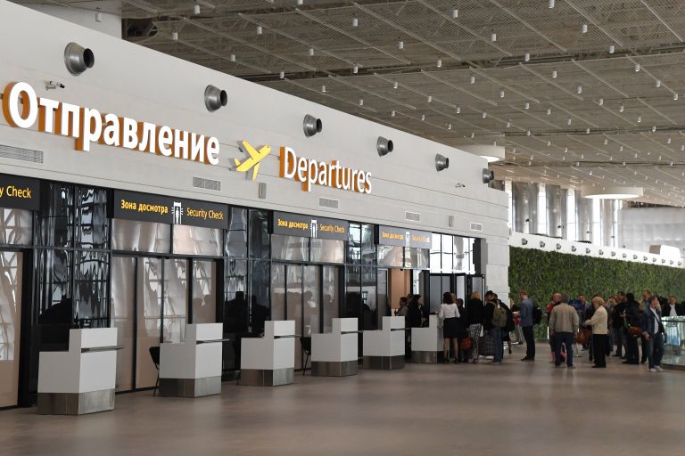 Пассажиры у зоны предполетного досмотра в новом терминале Крымская волна международного аэропорта Симферополь