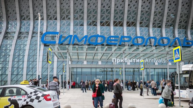 Пассажиры у здания нового терминала Крымская волна международного аэропорта Симферополь Пассажиры у здания нового терминала Крымская волна международного аэропорта Симферополь