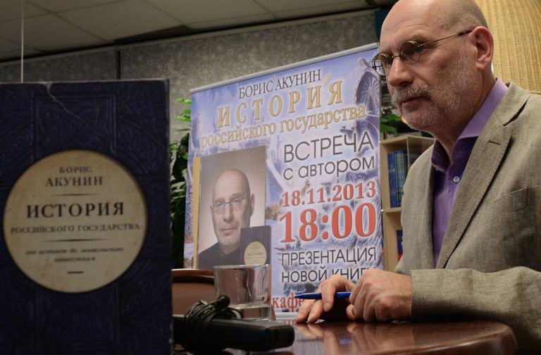 Писатель Борис Акунин на презентации своей книги История государства российского Писатель Борис Акунин на презентации своей книги История государства российского